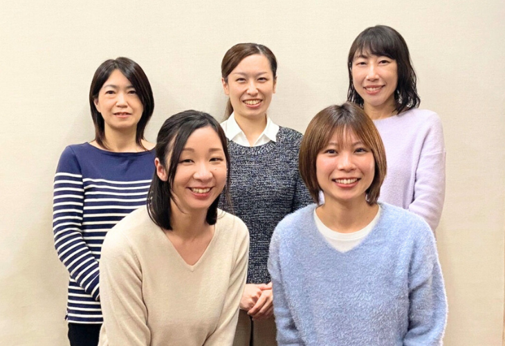 笑顔で並んで写る5人のカウンセラー。
