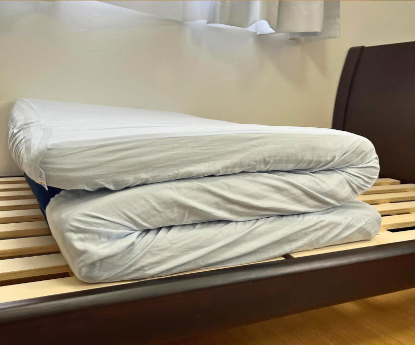 ネムリエロイヤルにベッドマットレス専用BOXタイプシーツを使用した例:(折りたたみ時もサイズに問題ない様子)
