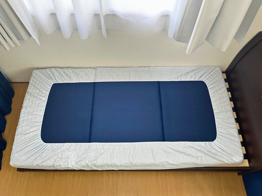 ネムリエロイヤルにベッドマットレス専用BOXタイプシーツを使用した例:(裏面もサイズに問題ない様子)