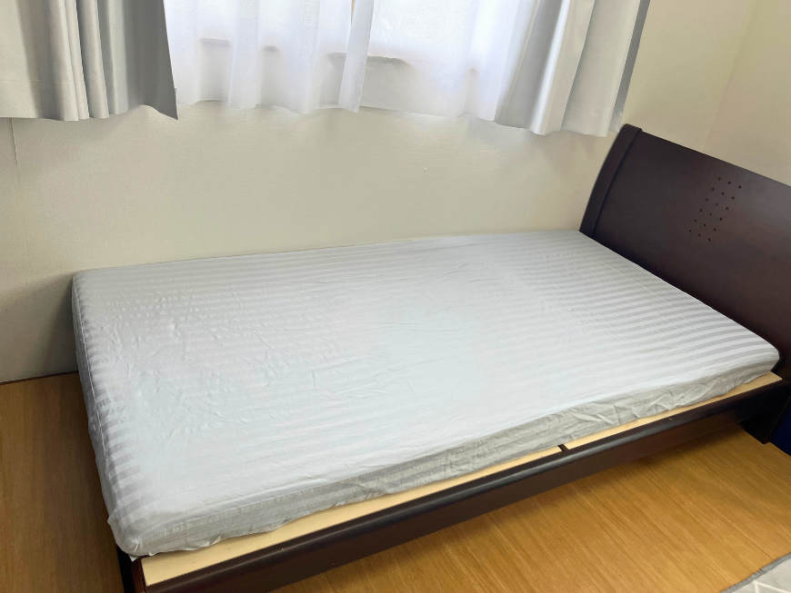 ネムリエプレミアにベッドマットレス専用BOXタイプシーツを使用した例(全体図。シーツサイズが合っている写真)