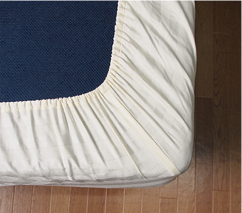 綿シーツ〈ベッドマットレス専用〉BOXタイプをネムリエマットレスに装着した際の全周フィットゴムの様子。