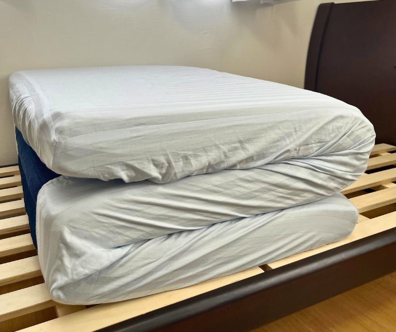 ネムリエプレミアにベッドマットレス専用BOXタイプシーツを使用した例:(折りたたみ時もサイズに問題ない様子)