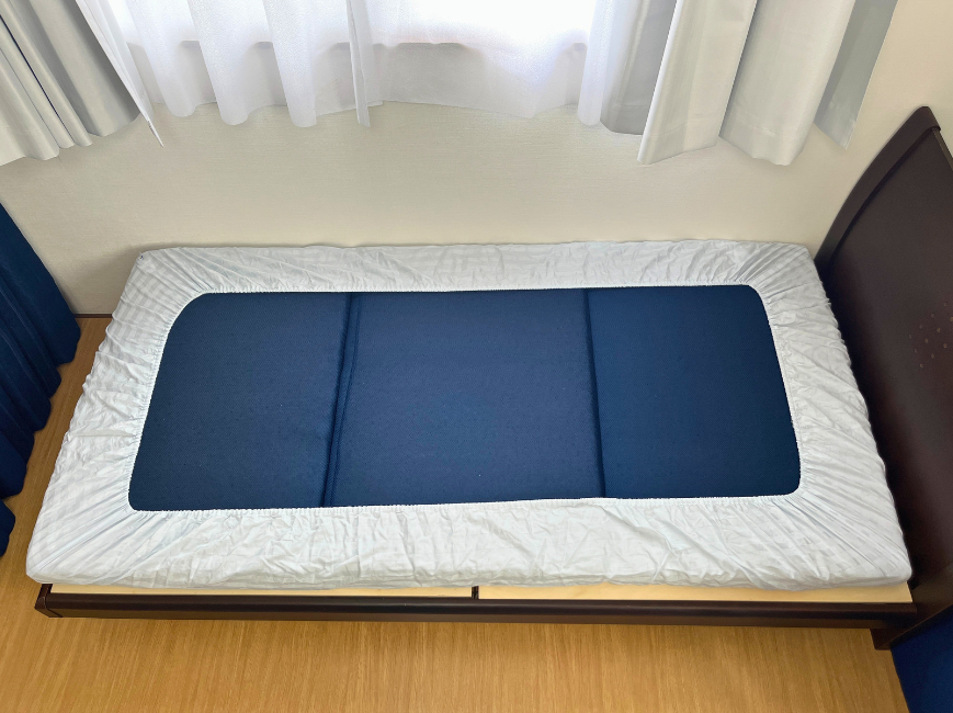 ネムリエプレミアにベッドマットレス専用BOXタイプシーツを使用した例:(裏面もサイズに問題ない様子)