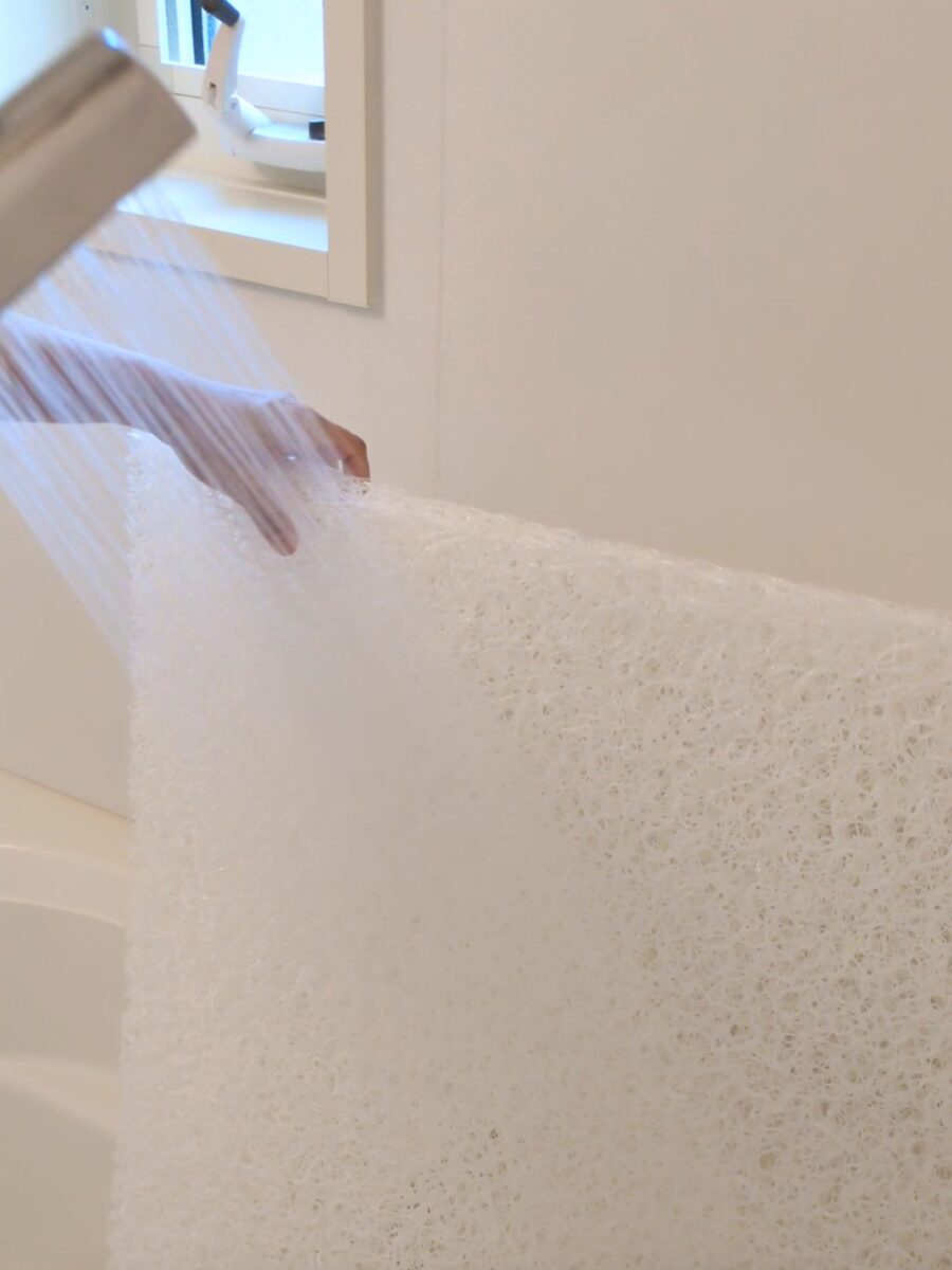 ブレスエアーをシャワーで洗っている様子