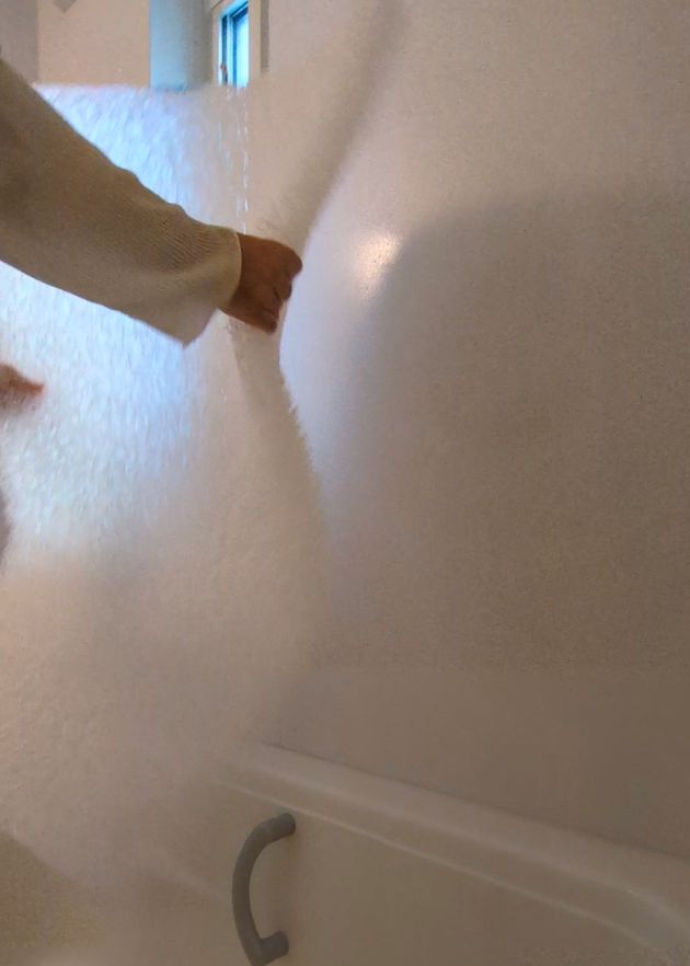 ブレスエアー素材をぶんぶん振って水けを飛ばしている写真