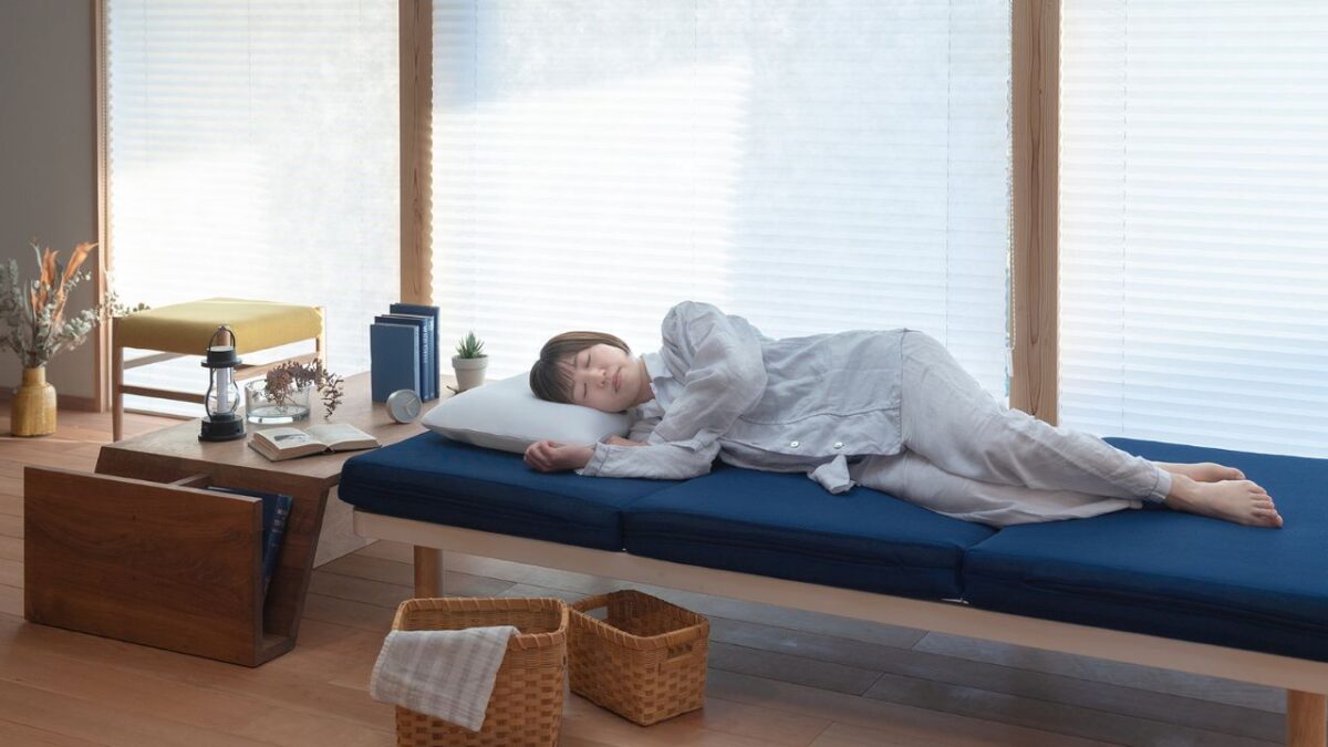 ネムリエマットレスに気持ちよさそうに眠っている女性
