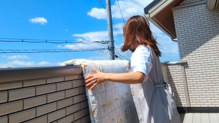 布団を外干ししている様子