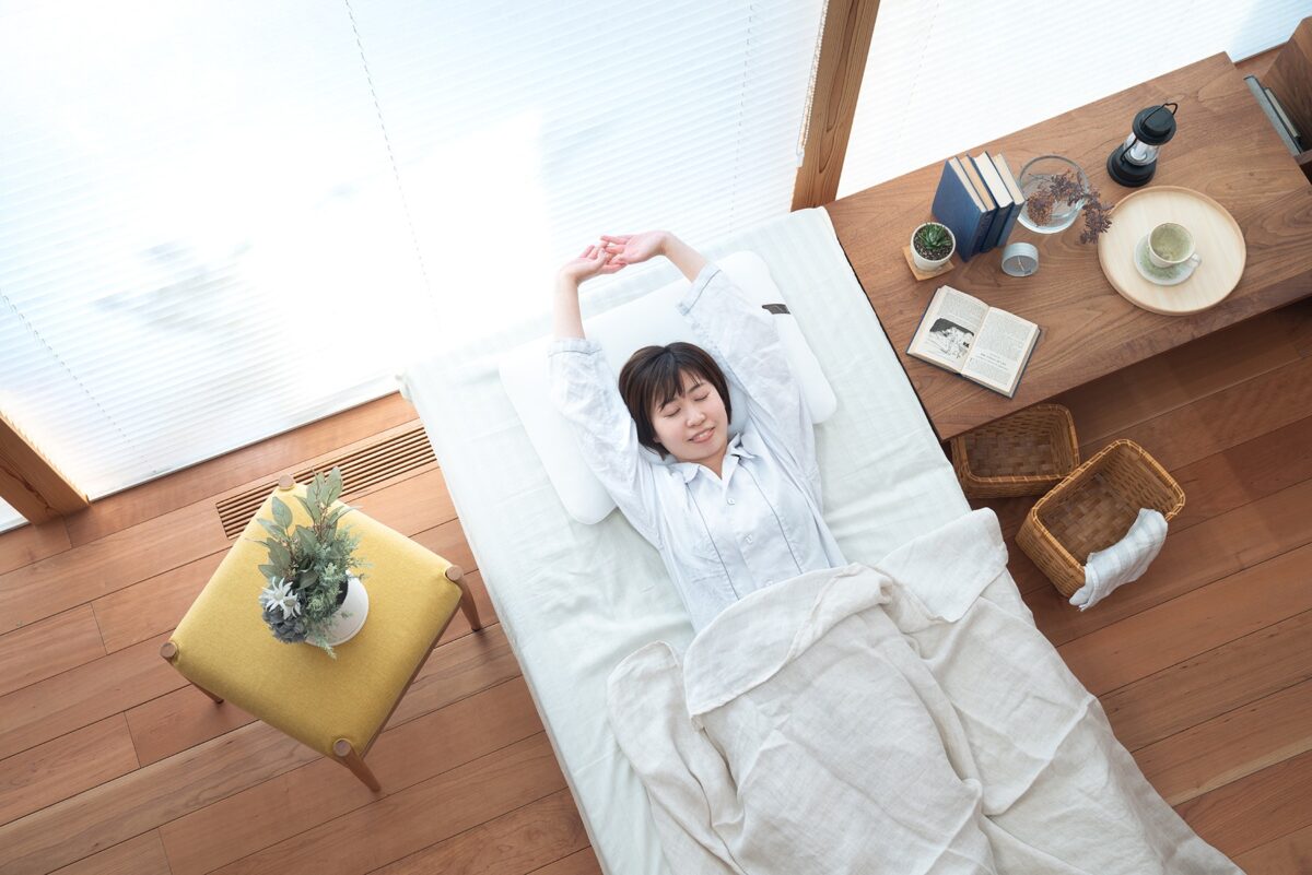 ネムリエマットレスの上で気持ちよさそうに眠っている女性
